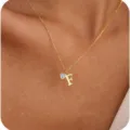 Collana con ciondolo lettera F e cuore in oro, elegante catena clavicolare donna moda. - Lettera A / Aprile