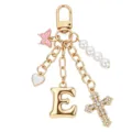 Portachiavi elegante con lettera E dorata, croce in strass, perle e farfalla per borse. - Lettera E