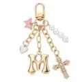 Portachiavi con lettera M dorata e ciondoli croce perla cuore farfalla elegante accessorio - Taglia M