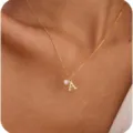 Collana con catena dorata e ciondolo con pietra portafortuna a cuore rosa e lettera A. - Lettera A / Ottobre