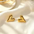 Eleganti gioielli in titanio dorato a forma di cuore su tessuto di seta bianca - Orecchini a lobo a cuore (7952) / Oro