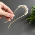 Elegant U-shaped gold hair pin with graduated white pearls and shiny rhinestones for women - U-Shaped Hairpin Artificial Pearl Rhinestone Style (2847)