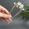 Traditional Chinese style golden U-shaped hairpin with elegant white flower blossoms - U-Shaped Hairpin Flower Artificial Pearl Style (2848)