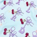Joli porte-clés cerise violette avec lettre, accessoire de sac esthetique pour femmes et cles. - Lettre A / Violet
