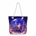 Detailansicht des weihnachtlichen Weihnachtsmann-Schneekugeldrucks auf der schicken Stofftasche. - Weihnachtsmann und Weihnachtsbaum Kristallkugel (msk0692)