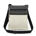 Gedetailleerd overzicht van de zwart-witte canvas crossbody schoudertas met dubbele rits en riem. - Z/W Geometrische Beige Stijl (xk3669)