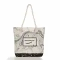 Gros plan détaillé d'un sac cabas en toile avec motif de marbre et poignées en corde. - Marbre de Mode Noir et Blanc (ms2016d)