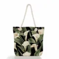 Λεπτομέλεια τσάντας ώμου από καμβά με floral σχέδιο, χοντρά σχοινιά, μαύρο φόντο. - Λευκό Ανθικό Μοτίβο σε Μαύρο Φόντο (ms5203)