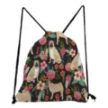 Vue détaillée du sac à dos cordon noir décontracté avec chiens carlins mignons et motif floral. - Style Mops Floral (sk2970)