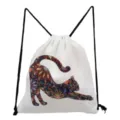 Vue détaillée en gros plan du motif de chat floral coloré imprimé sur le sac cordon blanc. - Style Chat S'étirant (sk2972)