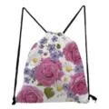 Blumen-Kordelzug-Rucksack, lässige, leichte Stofftasche mit rosa Rosen und weißen Margeriten. - Weißer Mehrfarbiger Streublumendruck (sk5201)