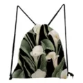 Detailansicht des schwarzen Calla-Lilien-Blumen-Print-Kordelzugsacks, Nahaufnahme des Blumenmusters. - Schwarz mit Weißem Calla-Lilien-Druck (sk5203)