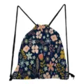 Nahaufnahme des stilvollen dunkelblauen Stoffes mit Blumenmuster auf diesem Kordelrucksack. - Retro Buntes Blumenmuster auf Dunkelblau (sk5205)