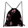 Schwarzer Kordelzug Rucksack mit Blumenmuster Detailansicht, leichte Freizeittasche Damen. - Pinke Magnolie auf Schwarz (sk5207)