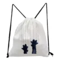 Vue rapprochée du sac à dos cordon blanc avec détail d'imprimé patte de chat bleue. - Style Empreintes de Chat Bleu (sk4024)