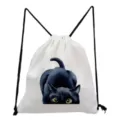 Vue de détail de l'imprimé aquarelle de chat noir mignon sur le tissu du sac à dos cordon blanc. - Style Imprimé Chat Noir Aquarelle (sk4025)