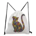 Detailopname van het kleurrijke bloemige kattenpatroon op de witte trekkoordrugzak. - Levendige Bloemen Kat Stijl (sk2975)