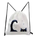 Vue détaillée du sac à dos à cordon blanc avec un joli motif aquarelle de chat noir. - Style Chat Noir Aquarelle Variante (sk4026)
