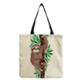 Gros plan sur le sac cabas en toile avec imprimé paresseux, tissu durable et coutures solides. - Arbre Grimpant Beige (hm6873)