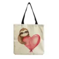 Vue détaillée du sac cabas en toile avec un motif paresseux aquarelle et des anses noires. - Coeur Tenant Beige (hm6877)