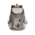 Detailaufnahme des grauen Hundemotiv Rucksacks mit praktischer Seitentasche und Riemenverschluss. - Grau Beige Bullterrier (sj4433)