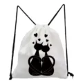 Détail d'impression de chat mignon sur sac à cordon en toile blanche, idéal pour usage quotidien. - Style Imprimé Paire de Chats Noirs Cœur (sk4035)
