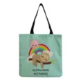 Vue détaillée du motif de dessin animé de paresseux mignon sur le sac cabas en toile. - Arc-en-ciel Vert Clair (hm6883)