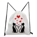 Vue de détail rapproché du sac à dos à cordon avec joli imprimé chat noir et cœurs. - Style Détail Imprimé Chat Cœur Rouge (sk4037)