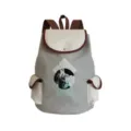 Nahaufnahme des Canvas-Rucksacks mit geometrischem Print, Vordertasche und Klappe. - Grauer Körper Weisse Klappe Geometrischer Kunst Druck Stil (sj5050)