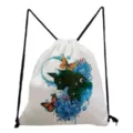Vue détaillée du sac à dos à cordon blanc avec motif aquarelle chat noir et papillon mignon. - Style Chat Noir et Lotus Bleu Fantaisie (sk4042)