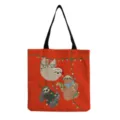 Gros plan détaillé du motif de paresseux de Noël et des lumières colorées sur le sac fourre-tout. - Guirlandes Noël Rouge (hm6891)