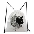 Détail du sac à dos cordon blanc avec impression graphique de chat noir et roses, style décontracté. - Style Tatouage Chat Noir et Rose (sk4047)
