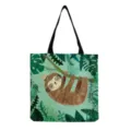 Gros plan détaillé de l'imprimé paresseux mignon sur le sac cabas avec des feuilles tropicales. - Paresseux Rainforêt Beige (hm6898)