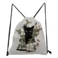 Gros plan détaillé sur l'imprimé motif chat noir et plantes de ce sac à dos cordon. - Style Chat Noir Botanique Rétro (sk4055)