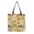Vue de détail rapprochée du joli imprimé de paresseux de dessin animé sur le sac en toile robuste. - Texture Tissu Beige (hm6906)