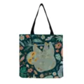 Détail en gros plan du sac cabas en toile avec imprimé de paresseux et motifs tropicaux. - Fleurs Tropicales Beige (hm6909)