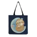 Détail de l'imprimé mignon de paresseux et lune sur sac cabas bleu foncé avec anses noires. - Lune Tenant Bleu Foncé (hm6910)