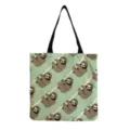 Vue rapprochée détaillée affichant le joli motif imprimé de paresseux sur le sac en toile verte. - Impression Totale Vert Clair (hm6919)