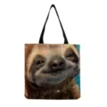 Vue en détail du sac cabas en toile avec impression de paresseux et joli motif animal. - Gros Plan Visage Beige (hm6920)