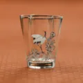 Tasse à thé en verre rétro avec un motif élégant de grue blanche et de rocher pour bureau. - Série Pin et Grue - Tasse nuage