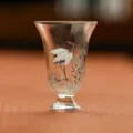 Tasse à thé en verre peinte à la main avec motif de grue, élégante tasse de dégustation kung-fu. - Série Pin vert et grue blanche - Petite tasse de thé en cloche translucide
