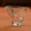 Tasse à thé en verre transparent avec peinture élégante de pin et de grue, service à thé chinois. - Série Pin et Grue - Verseuse Gongdao à bord biseauté