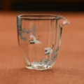 Pichet à thé en verre résistant à la chaleur avec motif de pin et grue pour service à thé chinois. - Série Pin vert et grue blanche - Pichet à thé en fleur de prunier