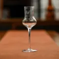 Tasse à thé élégante en verre sur pied avec gravure exquise de pin et de grue pour le thé. - Série Pin vert et grue blanche - Tasse de dégustation d'art de thé