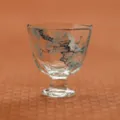 Tasse à thé en verre à pied haut avec motif pin et grue traditionnelle vue principale - Tasse de dégustation octogonale de la série Pin vert et grue blanche
