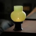 Bougeoir lanterne en verre avec socle noir et abat-jour vert clair pour décoration de table - Photophore lanterne en verre - Jaune