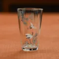 Verre transparent tasse à eau motif pin et grue traditionnel tasse de maître de thé - Série pin et grue - Tasse individuelle trèfle à quatre feuilles