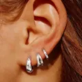 Modieuze driedubbele oorbellen set voor vrouwen, chique zilverkleurige sieraden stijlvol. - Zilver Eenvoudige Dikwandige Oorringen Set (Stijl 5) / Zilver