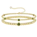 Bracciale di perle strisciate in oro con pietra di nascita in cristallo verde gioiello donna - Agosto