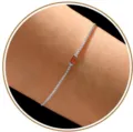 Bracelet chaîne fin ton argenté avec un charm élégant en pierre de naissance orange. - Janvier - couleur acier